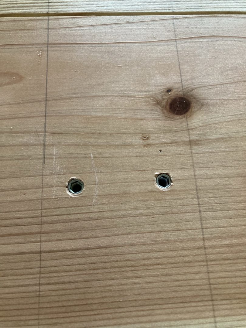 鬼目ナットを埋め込んだ写真